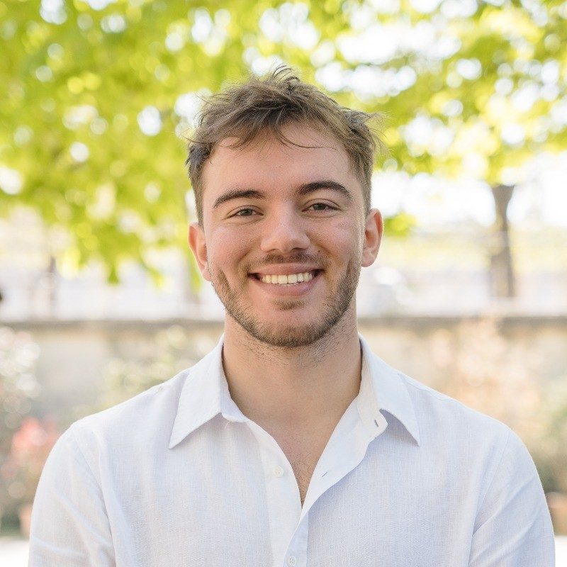 Sam Pondevie, souriant, en extérieur